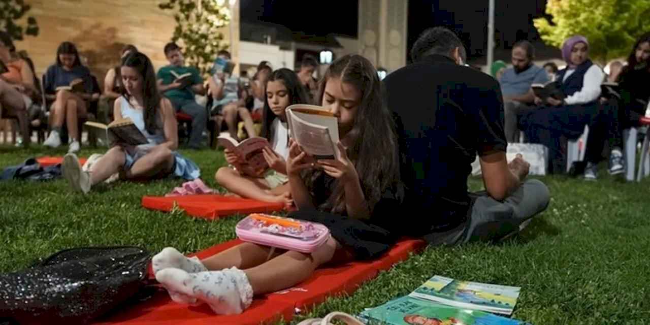 Kitapseverler sessiz okuma etkinliğinde bir araya geldi