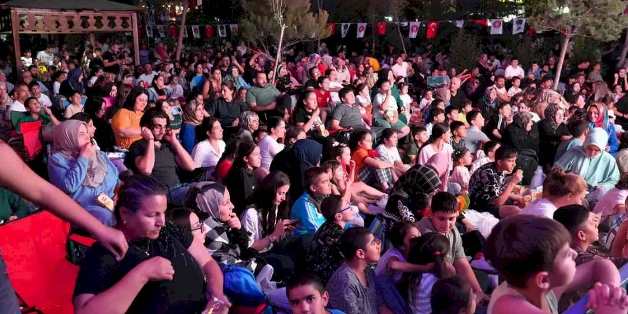 Ankara Keçiören’de açık hava sinemalarına yoğun ilgi