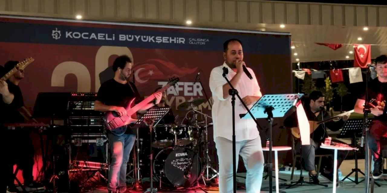 Zafer meşalesi Milli İrade Meydanı’nda yakıldı