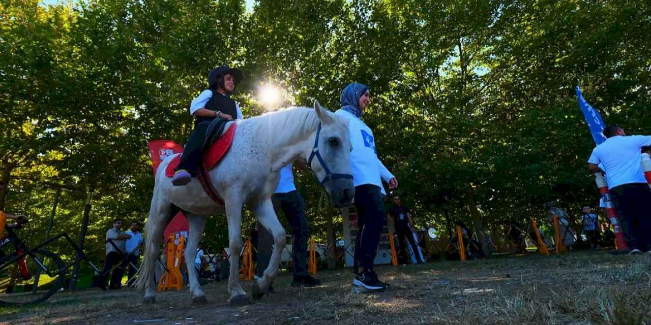 Sakarya’da Pony atlarla şenlik