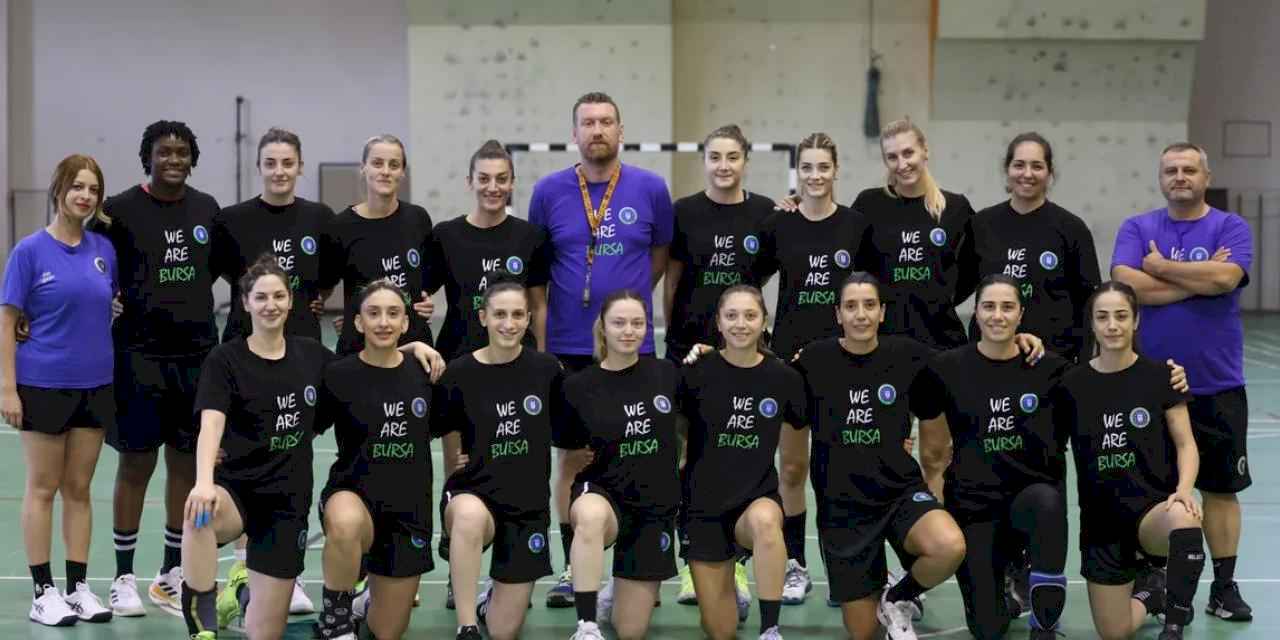 Bursa Büyükşehirli kadın hentbolcular süper kupa sınavında
