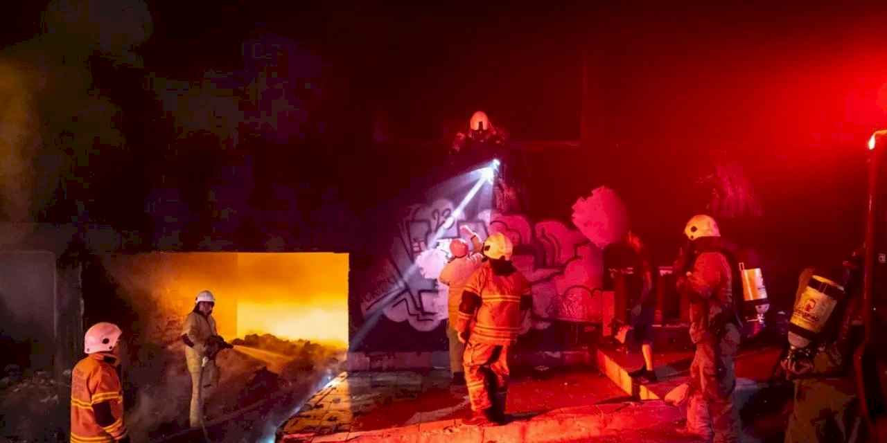 İzmir İtfaiyesi Konak’taki yangında iki kişiyi kurtardı