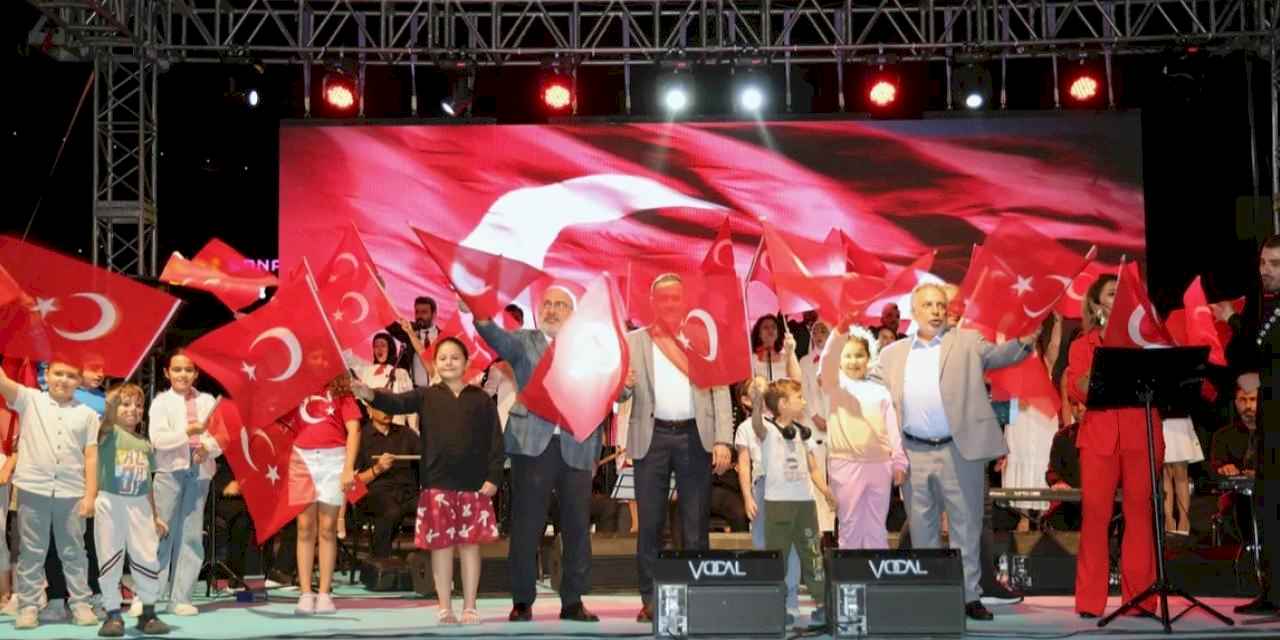 Kayseri Talas'ta Zafer Haftası türkülerle şenlendi