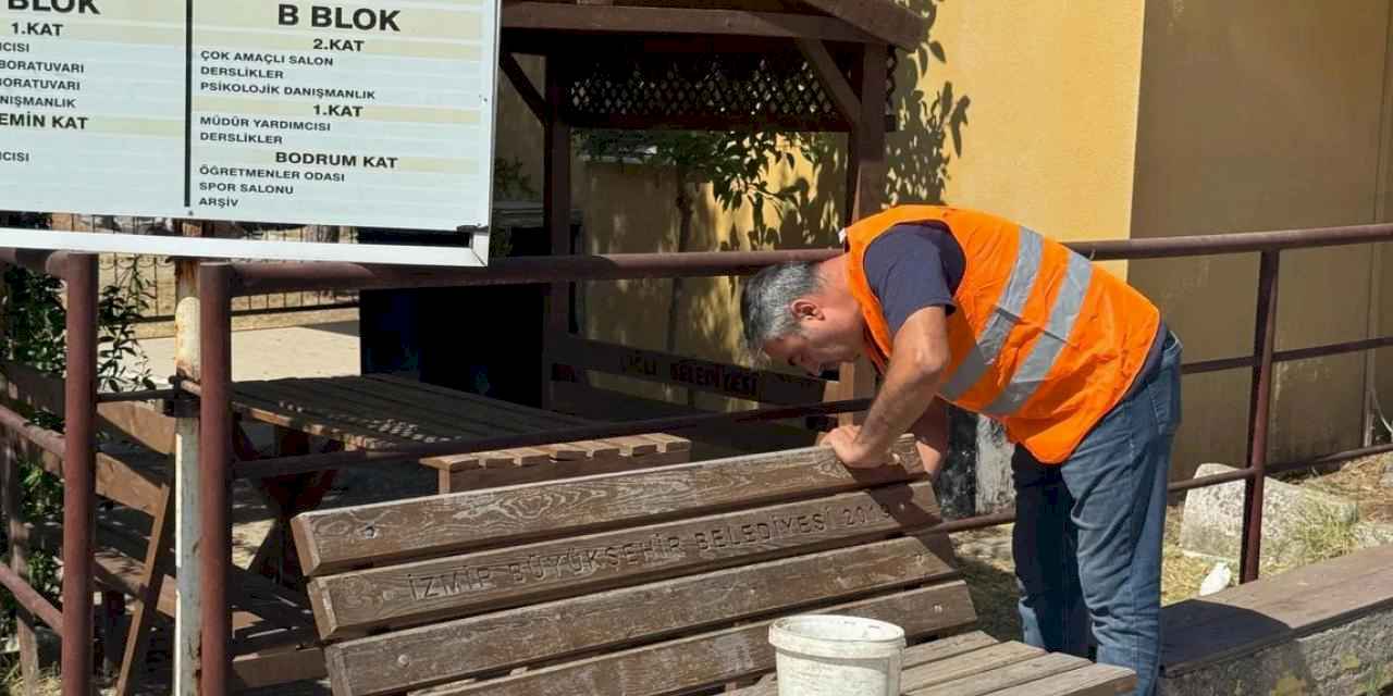İzmir Çiğli’de okul bahçeleri yeni dönem öncesi yenilendi