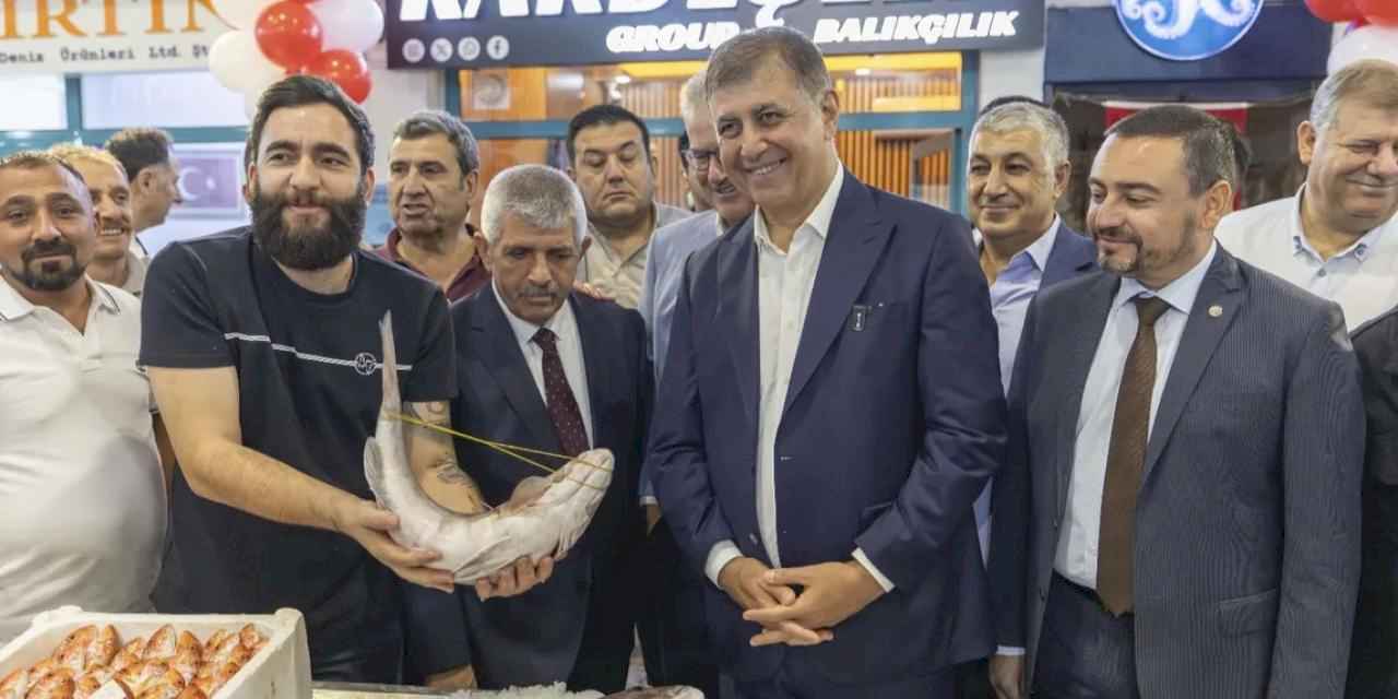 İzmir'de sezonun ilk balıkları mezatta satıldı