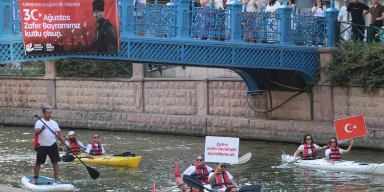 Eskişehir'de kano sporcularından unutulmaz gösteri