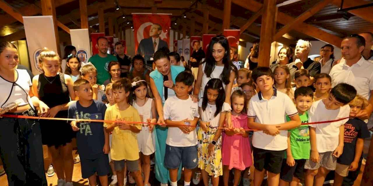 Efes Selçuk’ta barışın renkleri çocukların ellerinden yükseldi