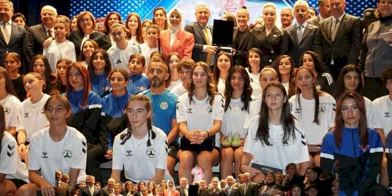 II. Kristal Ayaklar'da futbolun kraliçeleri ödüllendirildi