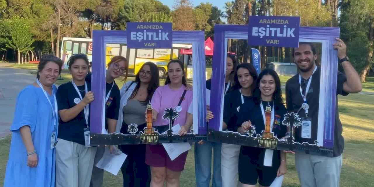 Çocuklar, gençler ve kadınlar İEF'nin tadını çıkarıyor 