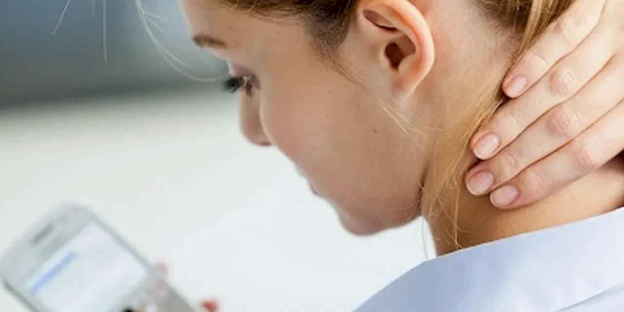 Telefon tablet kullanıcıları dikkat! Çağın duruş bozukluğu: Text neck!