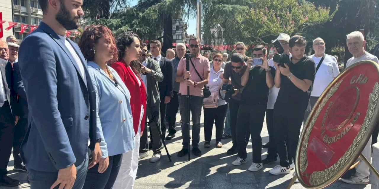 CHP’nin 102'nci yılına Bursa'dan çelenk