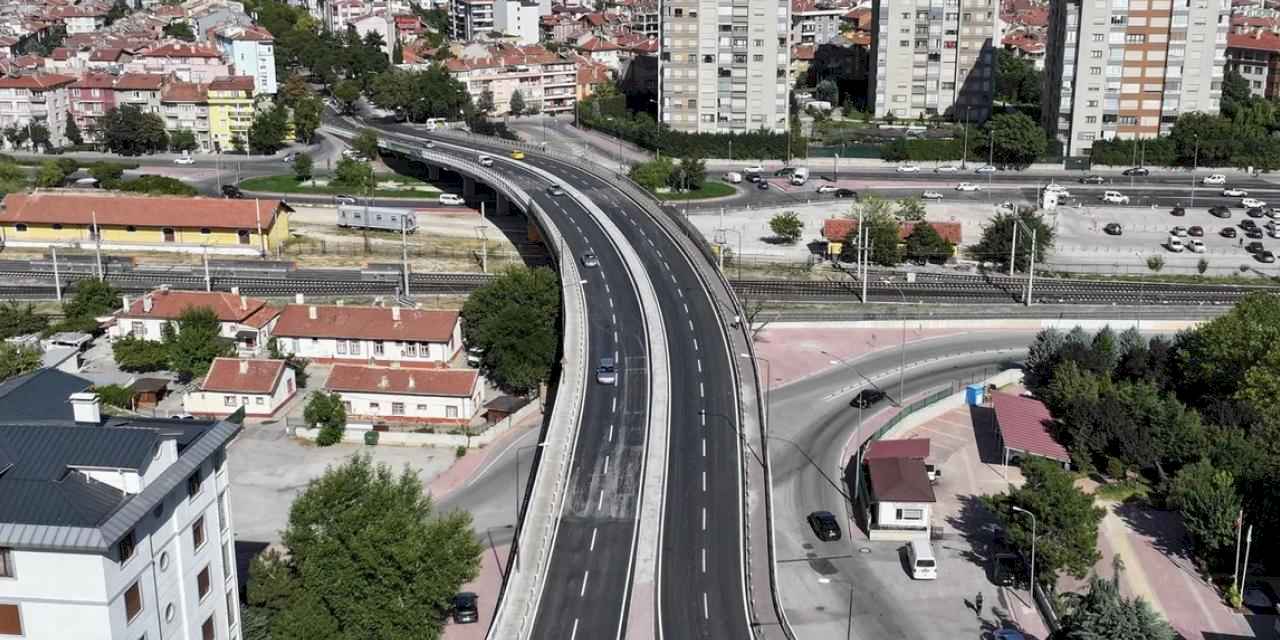 Konya'da Ahmet Öksüz Üst Geçidi’niN asfaltı yenilendi