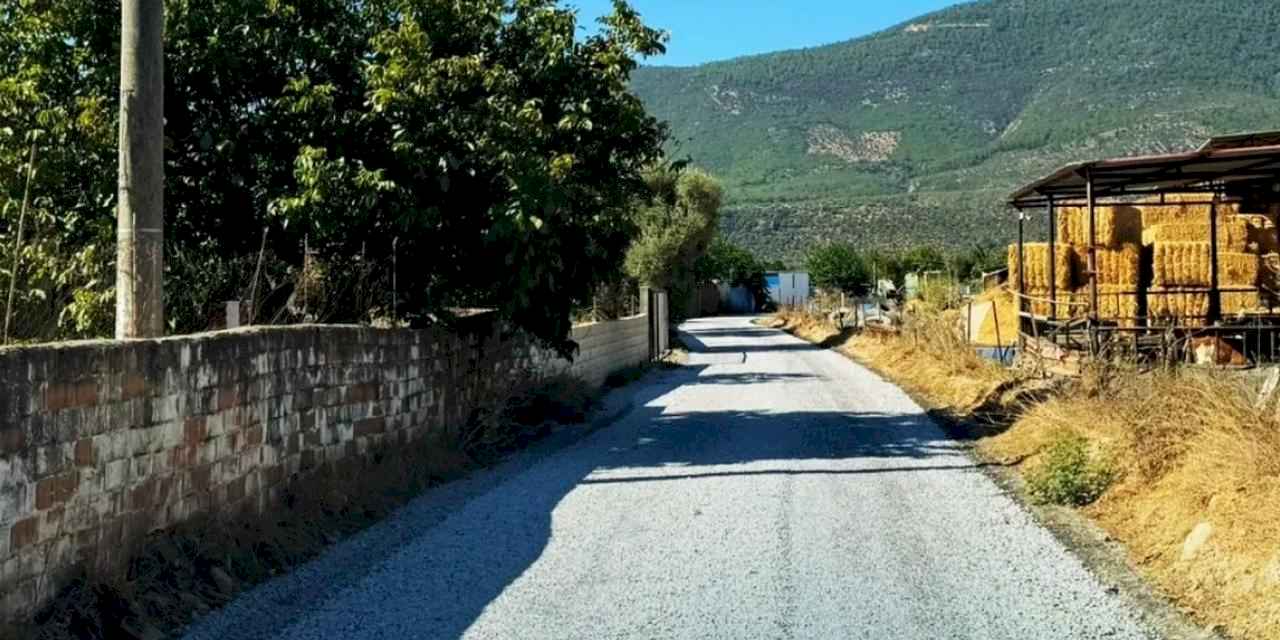 Muğla Milas'ta yol yapım seferberliği sürüyor