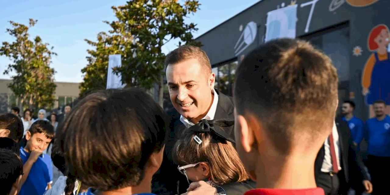 Ahmet Akın’dan öğrencilere 1.000 tl kırtasiye desteği