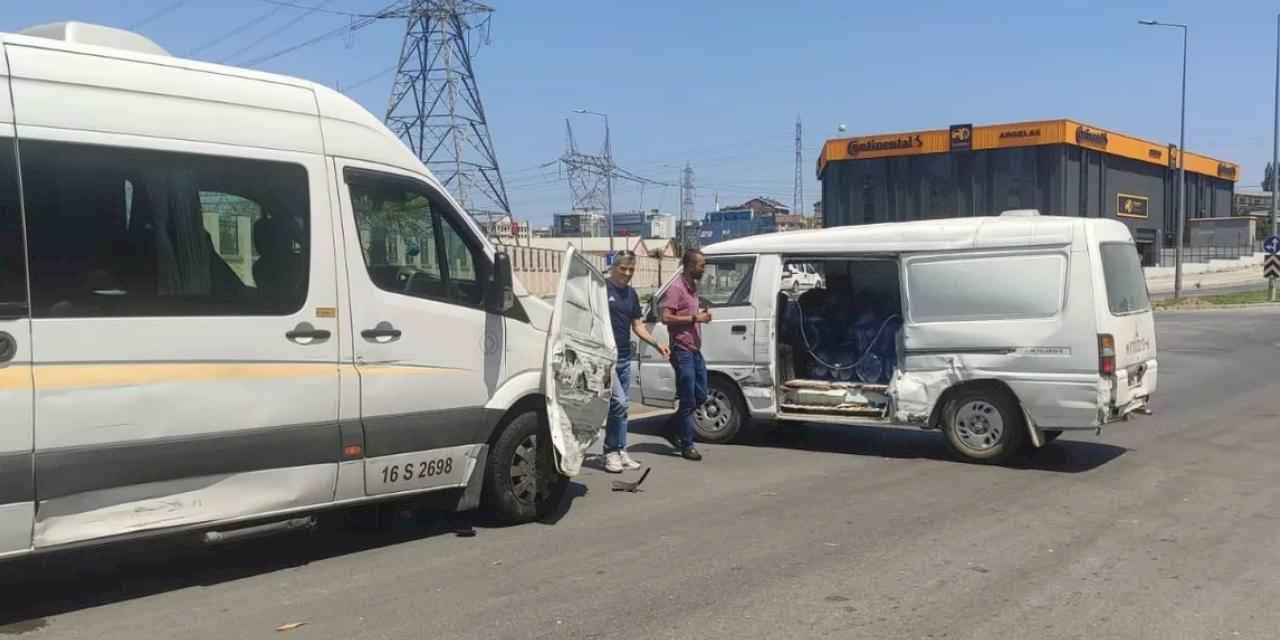 Bursa’da trafik kazası güldürdü! Kapısını arayan şoför, servis minibüsünde buldu