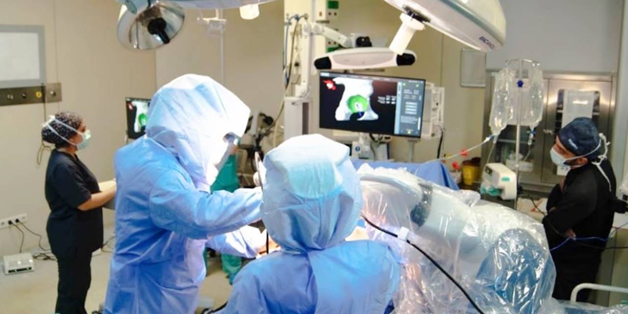 Robotik protez cerrahisinin geleneksel cerrahiden farkı nedir?