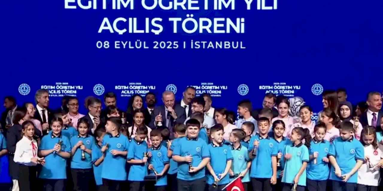 Yeni dönem açılışında 'Maarif' mesajı... Zilleri öğrencilerle birlikte çaldı