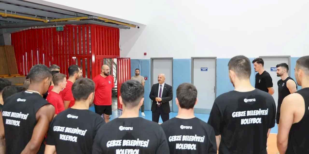 Gebze'de Başkan Büyükgöz'den Efeler'in antrenmanına ziyaret