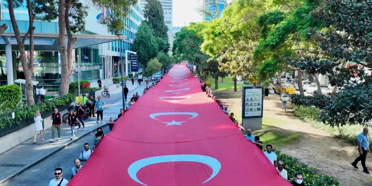 İzmir’de sessiz saygı: 350 metrelik Türk Bayrağıyla Zafer yürüyüşü