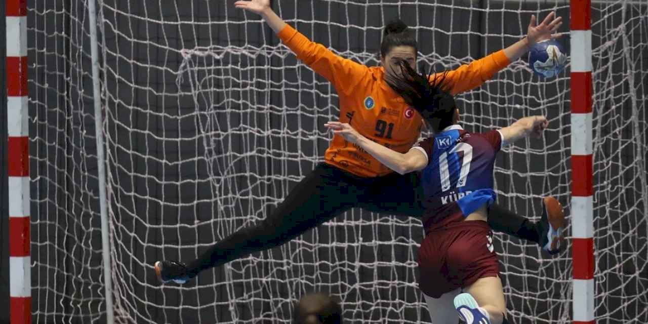 Bursa Büyükşehirli kadın hentbolcular sezona beraberlikle başladı