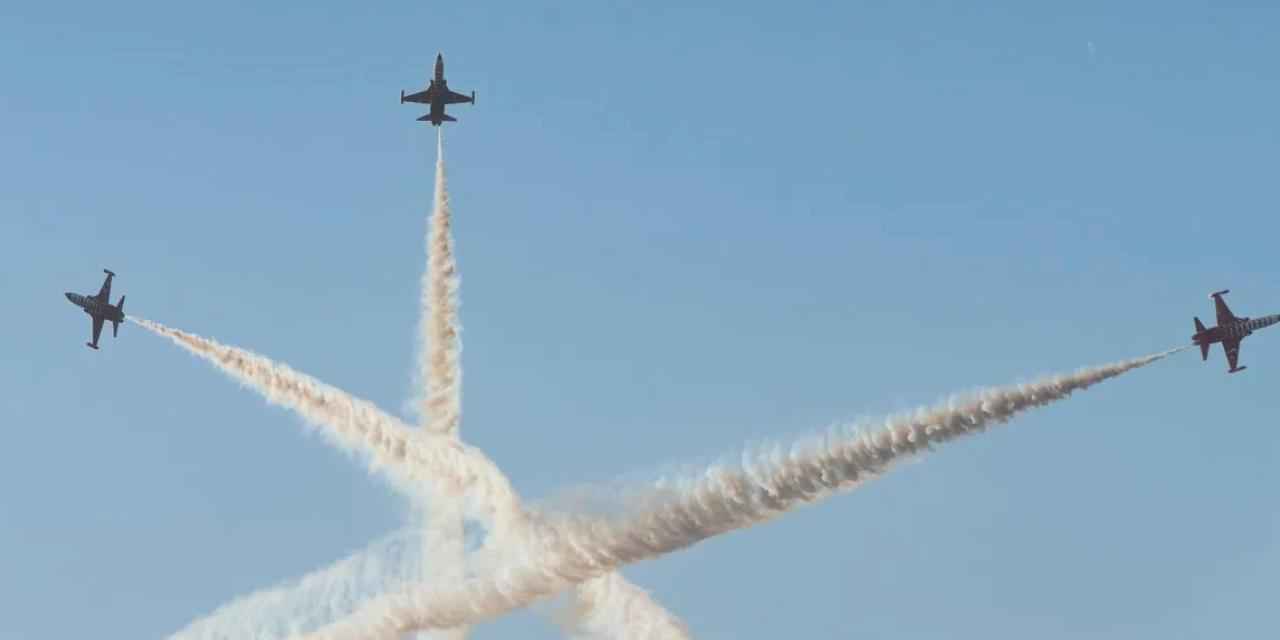 İzmir semalarında 'kurtuluş' coşkusu