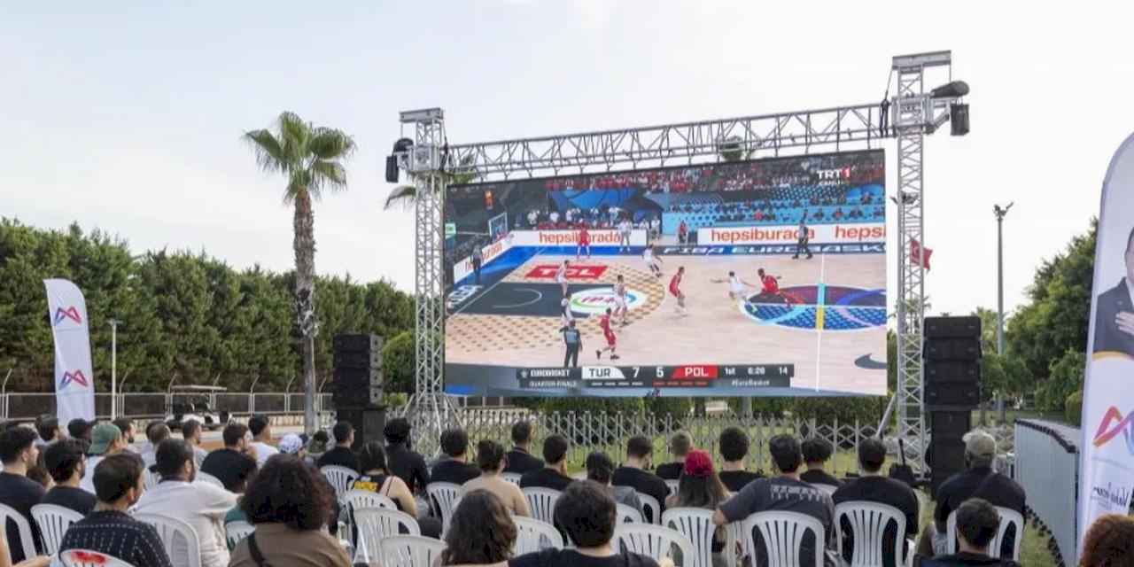 Mersin’de Büyükşehir’le milli maç coşkusu