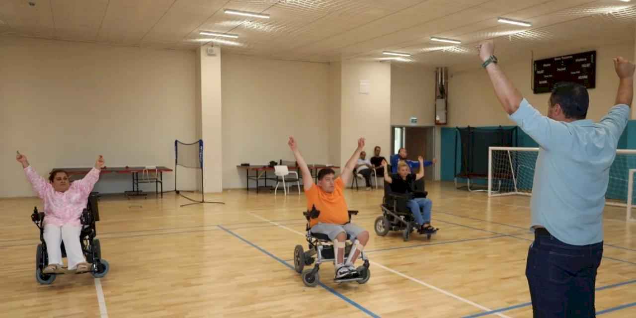 Tekerlekli sandalyeli zeybek ekibi sahneye çıkıyor