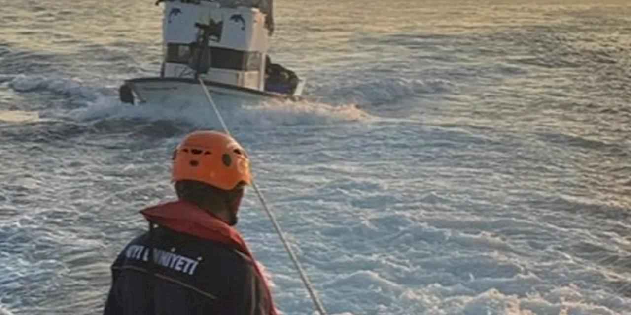 Lapseki'de sürüklenen tekne kurtarıldı