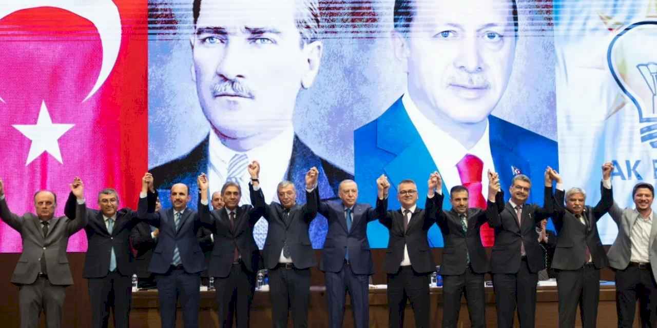 İki belediye başkanı AK Parti’ye katıldı... Rozetleri Erdoğan taktı!