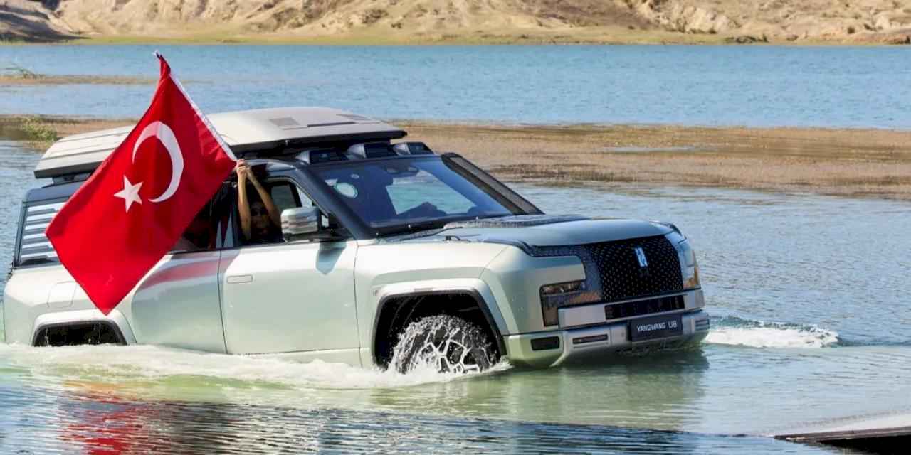 Bu arabalar hem yüzüyor, hem etrafında dönüyor, hem de zıplıyor!