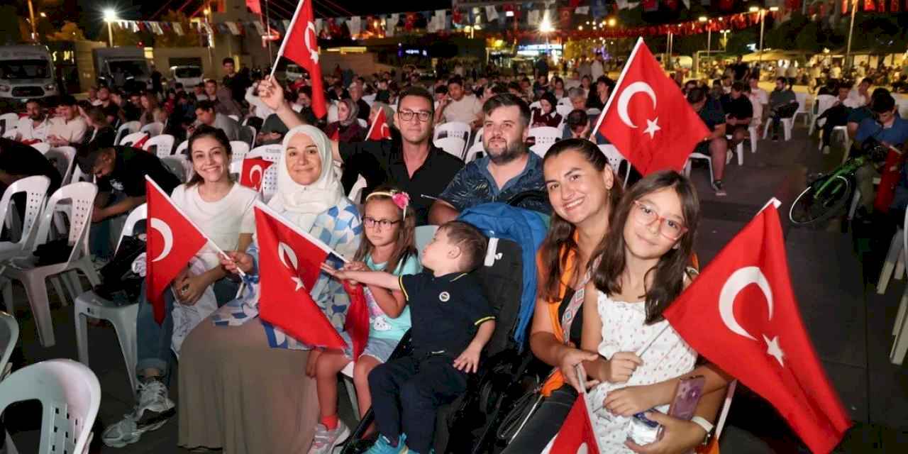 Kocaelililer, mili coşkuyu dev ekranda yaşadı