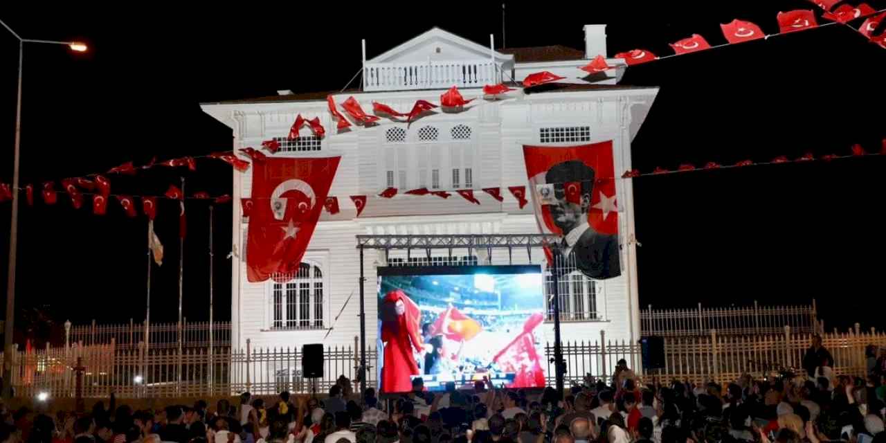 12 Dev Adam’ın final zaferi Mütareke Meydanı’nda kutlandı