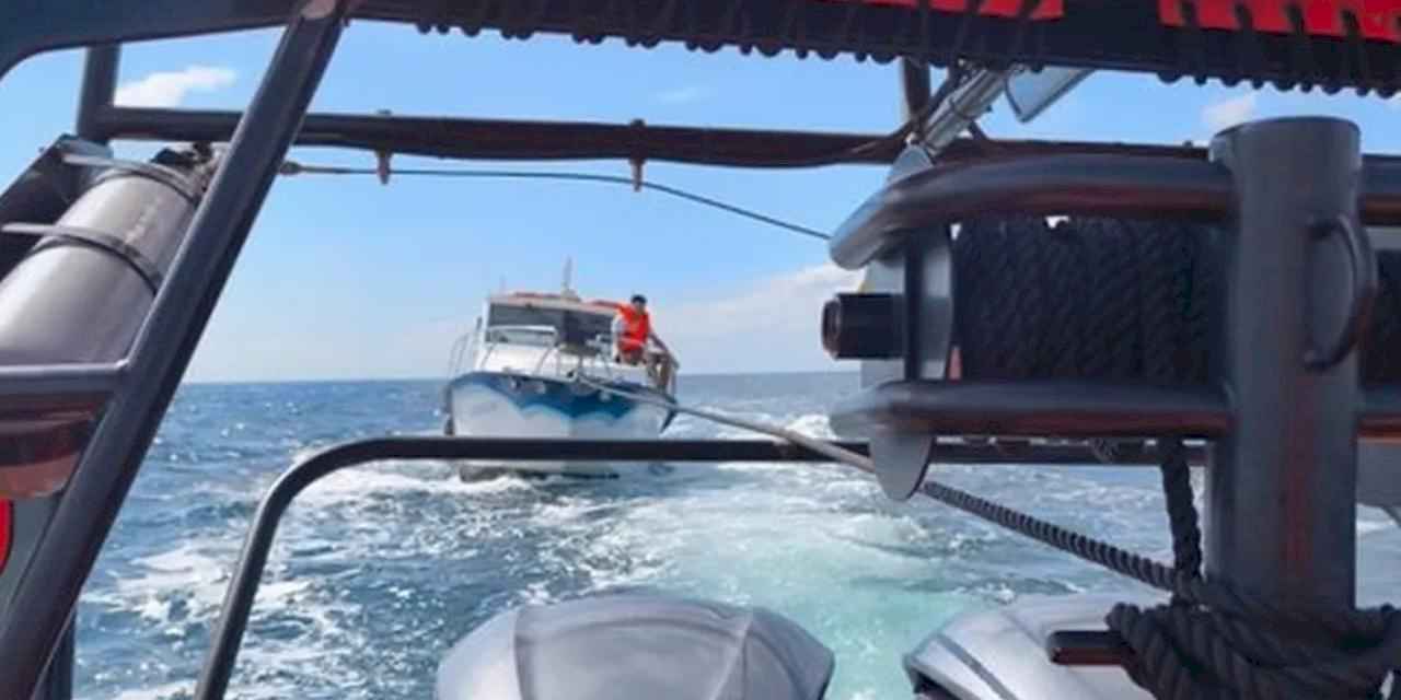 Kınalıada açıklarında makine arızalı tekne kurtarıldı