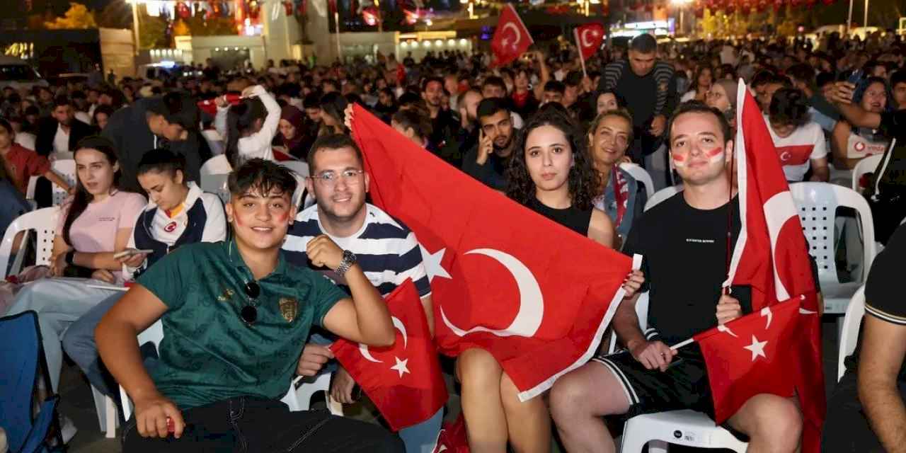 Kocaeli Kent Meydanı'nda yer gök kırmızı-beyaz