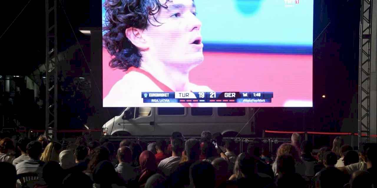 Bursa Osmangazi Meydanı'ndan milli heyecana ortak olundu