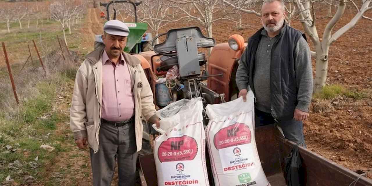 Denizli Büyükşehir’den üreticiye gübre desteği