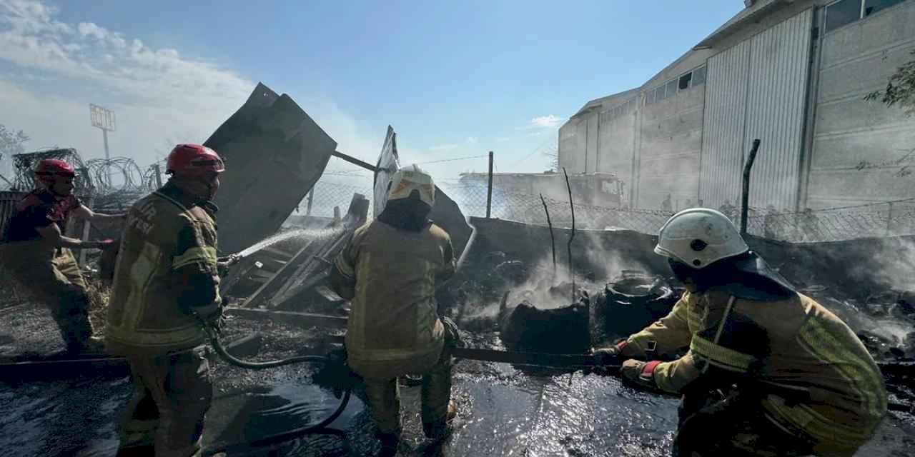 İzmir'de lastik deposu çevresinde yangın