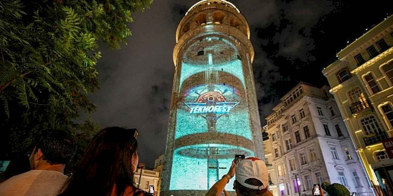 Galata Kulesi TEKNOFEST'in Işığıyla Parladı