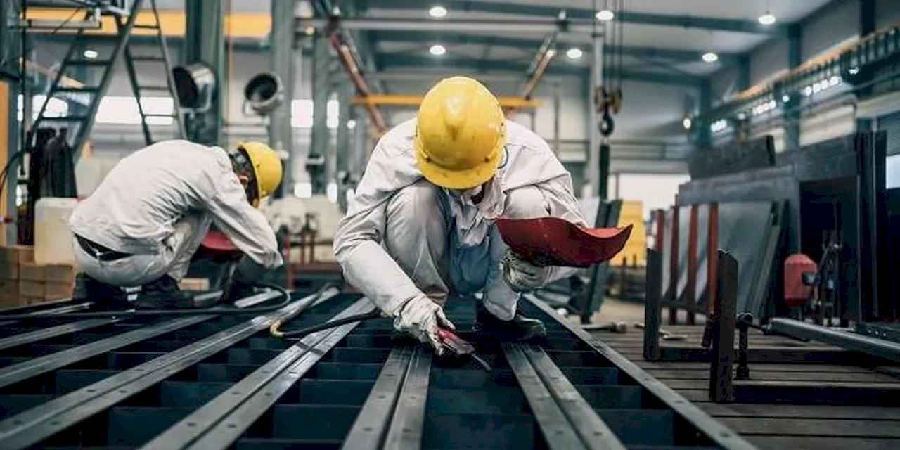 Ücretli çalışan sayısı aylık ve yıllık yükseldi