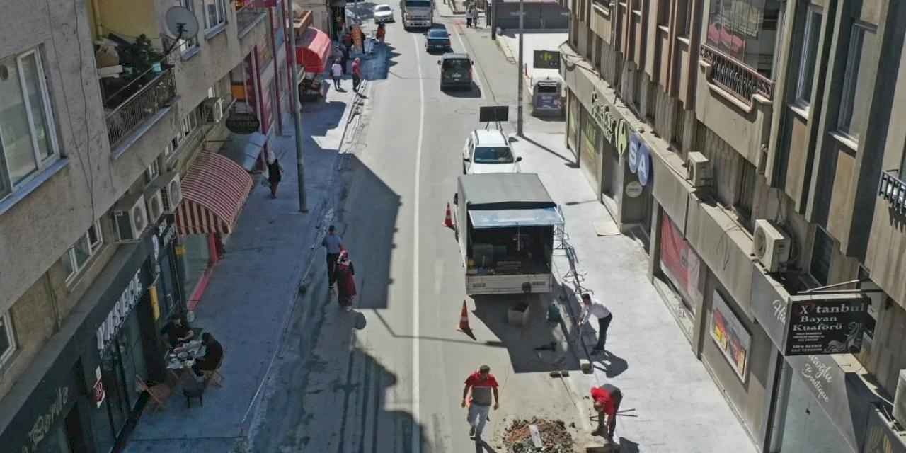 Ordu Ünye Saray Caddesi’nde kaldırımlar yenileniyor