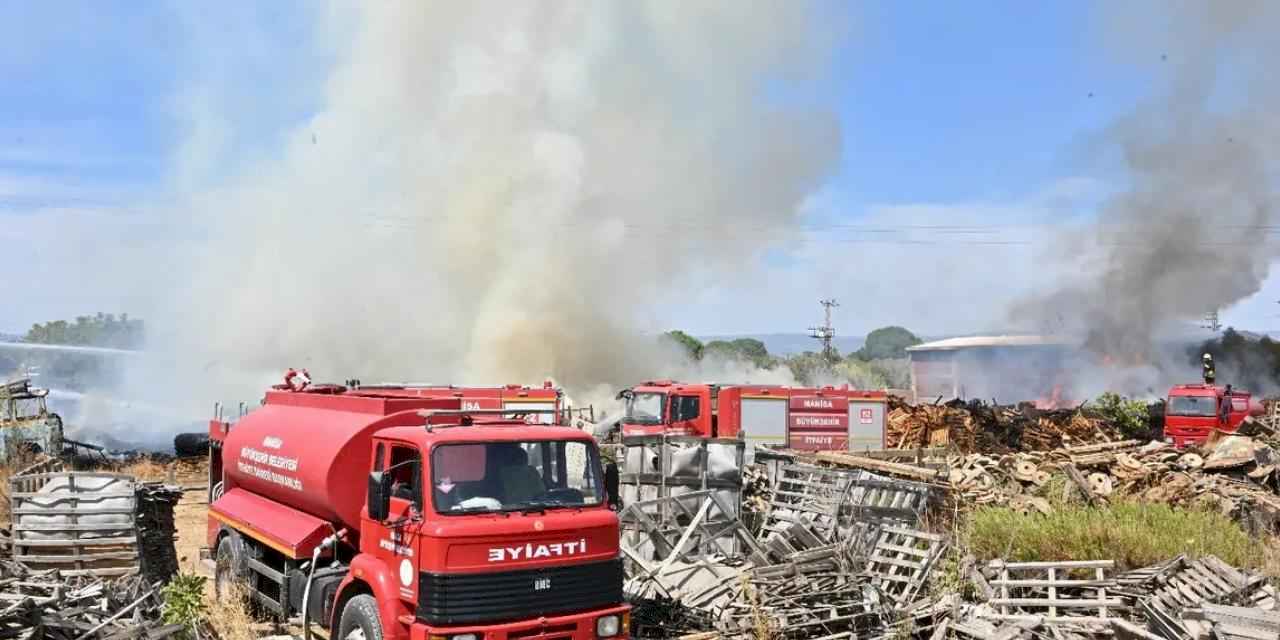 Manisa'da palet fabrikasında yangın!