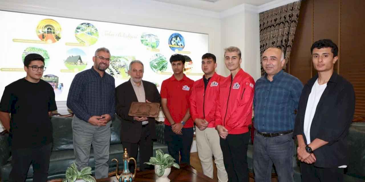 Mustafa Yalçın'a TEKNOFEST öğrencilerinden ziyaret