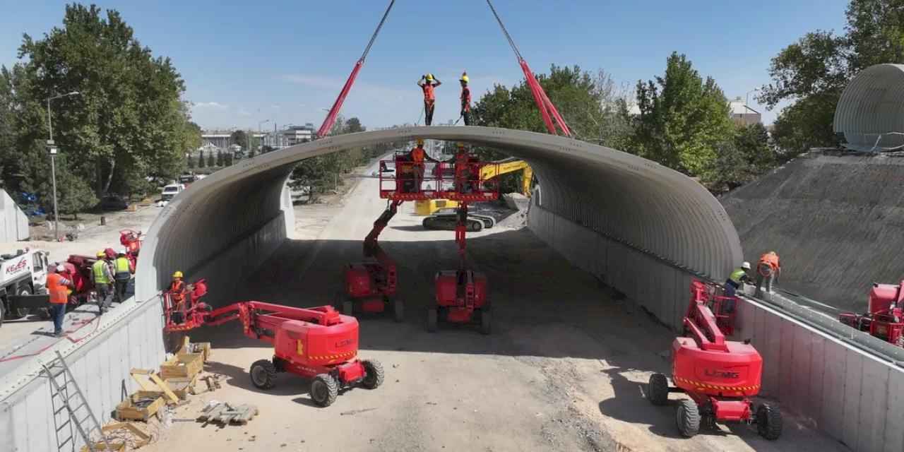 Konya'da inşaatı süren köprülü kavşak trafiği rahatlatacak
