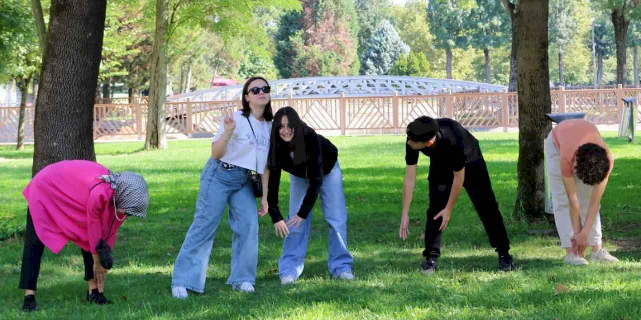 Sakarya'da gençler ve büyükler aynı parkta