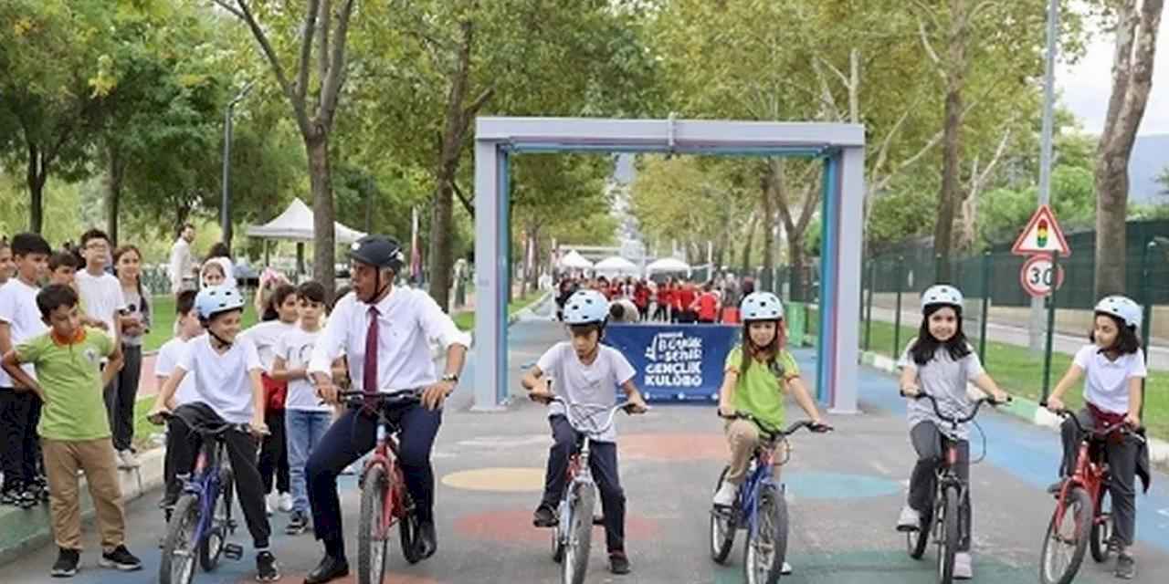 Bursa'da çocuklar bisikletle eğlenerek öğrendi