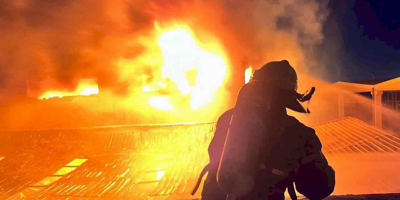 İzmir İtfaiyesi fabrikayı saran alevleri söndürdü