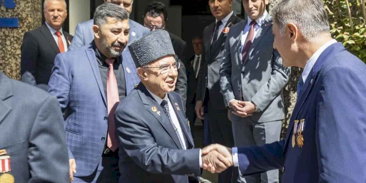 İzmir'de Başkan Tugay babasının madalyaları ile gazileri ağırladı