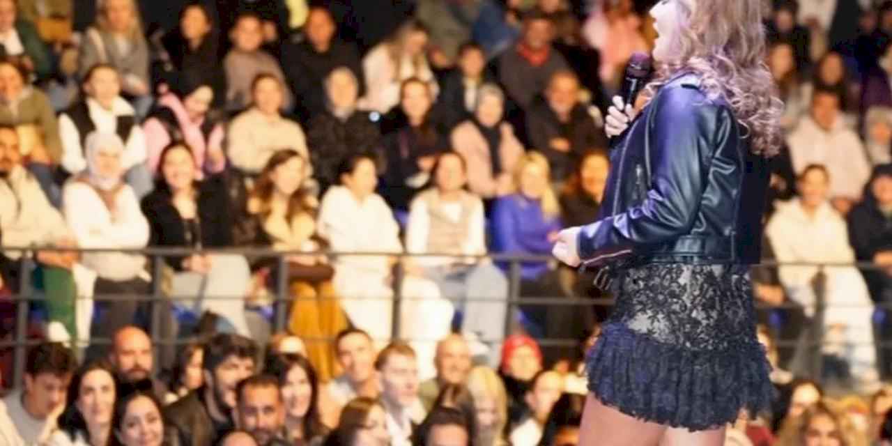 Demet Akalın Ankara’da sahneye damga vurdu