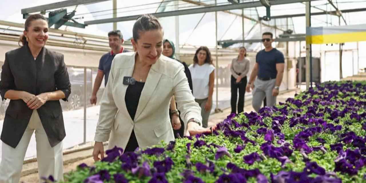 Büşra Özdemir Hurma Bitki Üretim Tesisi'ni inceledi