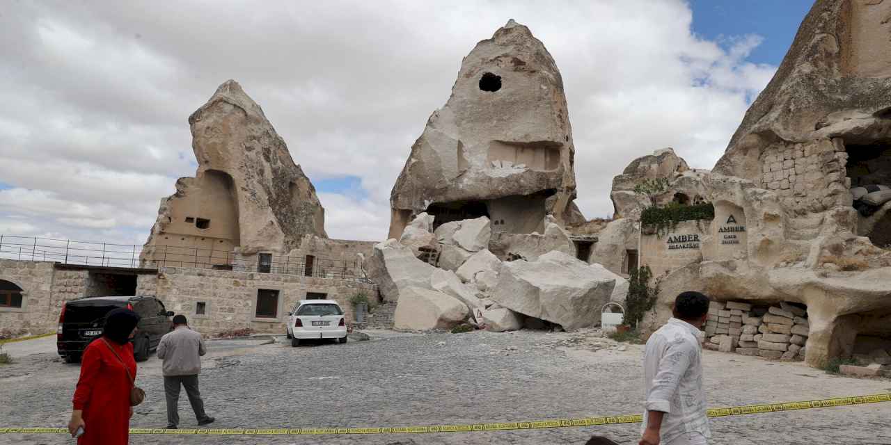 Nevşehir'de milyonlarca yıllık peri bacası çöktü
